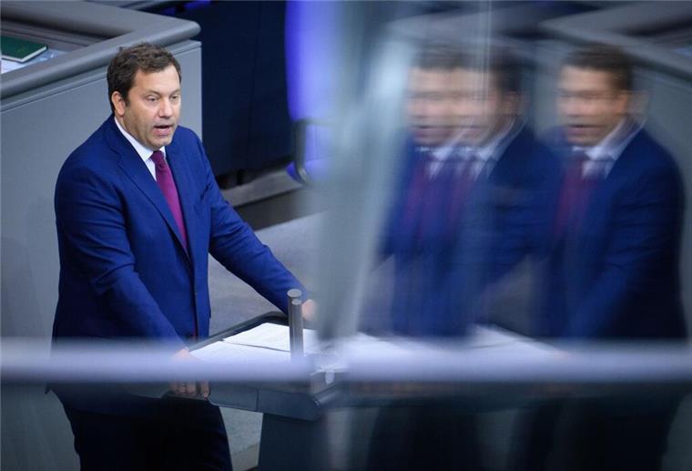 Lars Klingbeil (SPD), Bundesminister der Finanzen, spricht in der 26. Plenarsitzung der 21. Legislaturperiode im Deutschen Bundestag.