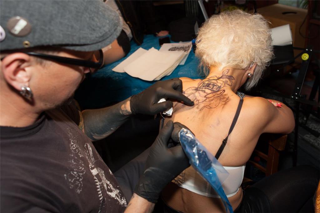 Lars Laufer macht ein &quot;Cover-Up&quot; Tattoo.