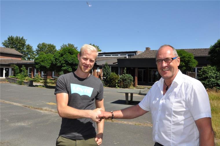 Lars Lilienthal (links) von der Firma Thieling und Bert Freese, Kämmerer der Stadt Nordenham, freuen sich über den Abschluss des Vertrages.