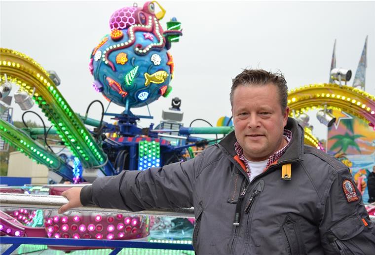 Lars Stummer steht vor seinem Fahrgeschäft "Polyp". Der 45-Jährige Schausteller freut sich, dass er und seine Kollegen in Zeven Gelegenheit bekommen, Geld zu verdienen. "Wir wollen wieder unser Leben leben und nicht vom Staat abhängig sein", sagt er.