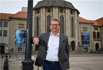 Lars Tietje ist der kommende Intendant des Stadttheaters Bremerhaven. Stadtrat Frost stellt ihn der Presse vor.