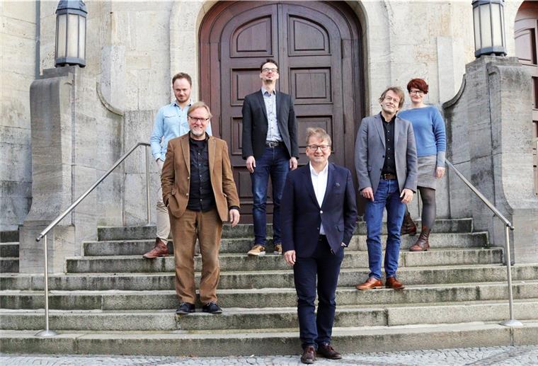 Intendant Lars Tietje stellt sein Leitungsteam vor Lars Tietje (vorn), designierter Intendant des Stadttheaters, hat sein Team vorgestellt.
