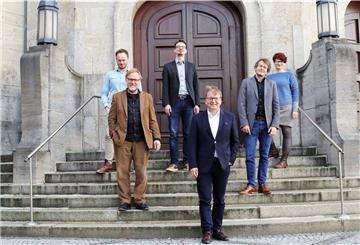 Lars Tietje (vorn), designierter Intendant des Stadttheaters, hat sein Team vorgestellt.