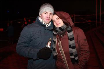 Lars und Natalie feiern ihr erstes gemeinsames Silvester am Deich