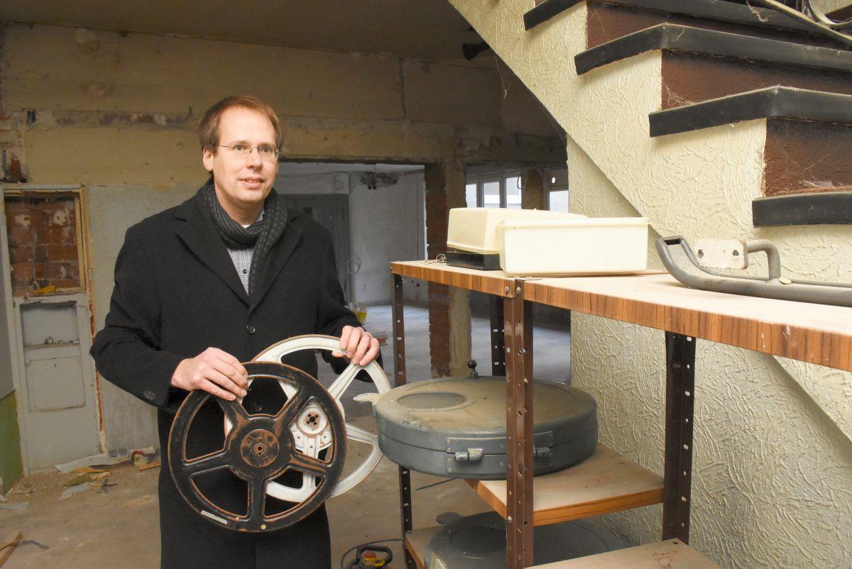 Neues Leben für das alte Apollo-Kino Lars Wübben, Geschäftsführer von Wübben Immobilien, steht im Erdgeschoss des früheren Apollo-Kinos mit den alten Filmrollen und -behältern. Er will im früheren Lichtspielhaus ein Veranstaltungszentrum einrichten.