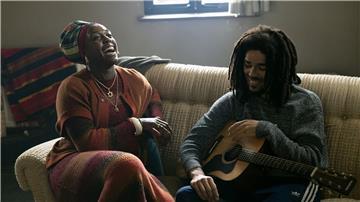 Lashana Lynch als Rita Marley und Kingsley Ben-Adir als Bob Marley in einer Szene des Films „Bob Marley: One Love“.