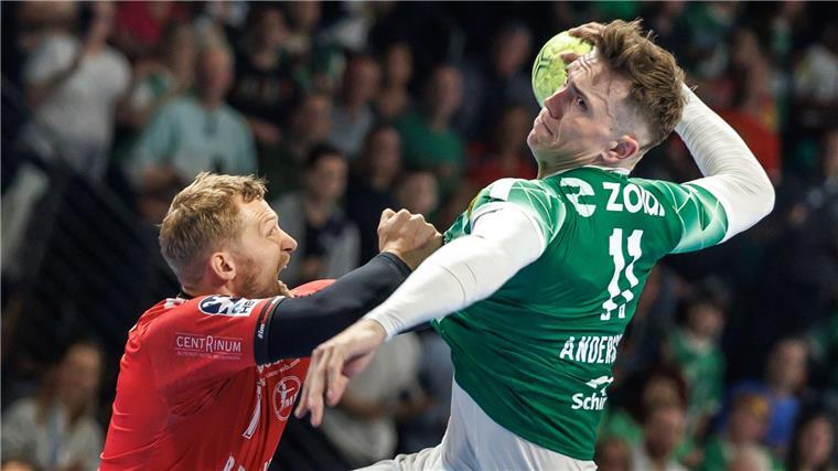 Lasse Andersson wird beim Wurf hart attackiert