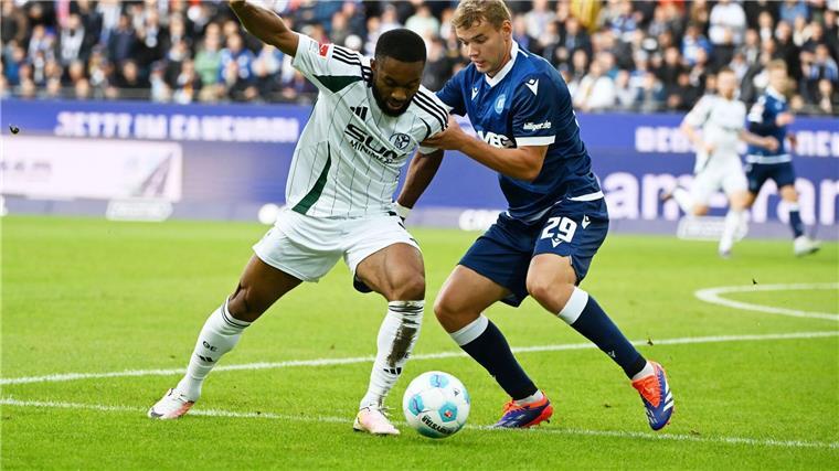 Nächster Rückschlag für Schalke - KSC an der Spitze Lasse Günther (r.) und der KSC haben in der laufenden Saison noch nicht verloren.