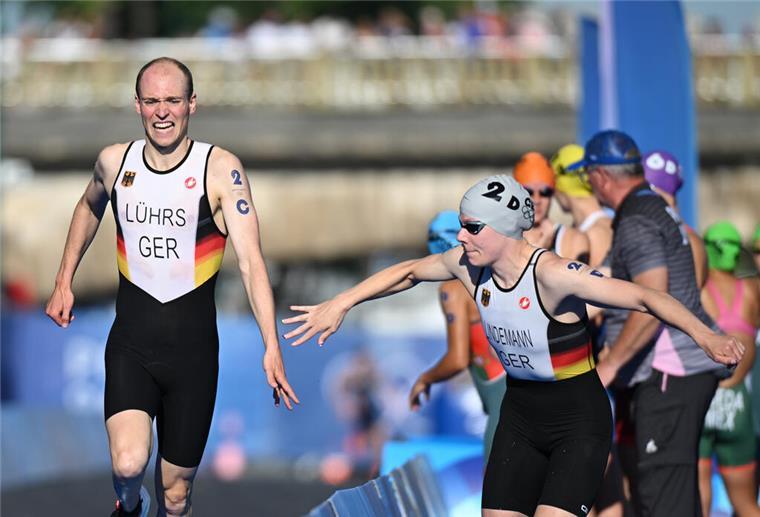 Olympia-Gold für den Kreis Cuxhaven: Lasse Lührs aus der Wingst triumphiert im Triathlon Triathlon, Staffel, Mixed, Lasse Lührs aus Deutschland (l) wechselt auf die Schlussläuferin Laura Lindemann.
