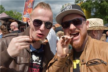 Lassen es sich schmecken: Tom Lembke (links) aus und Florian von Rüsten essen Rippchen.
