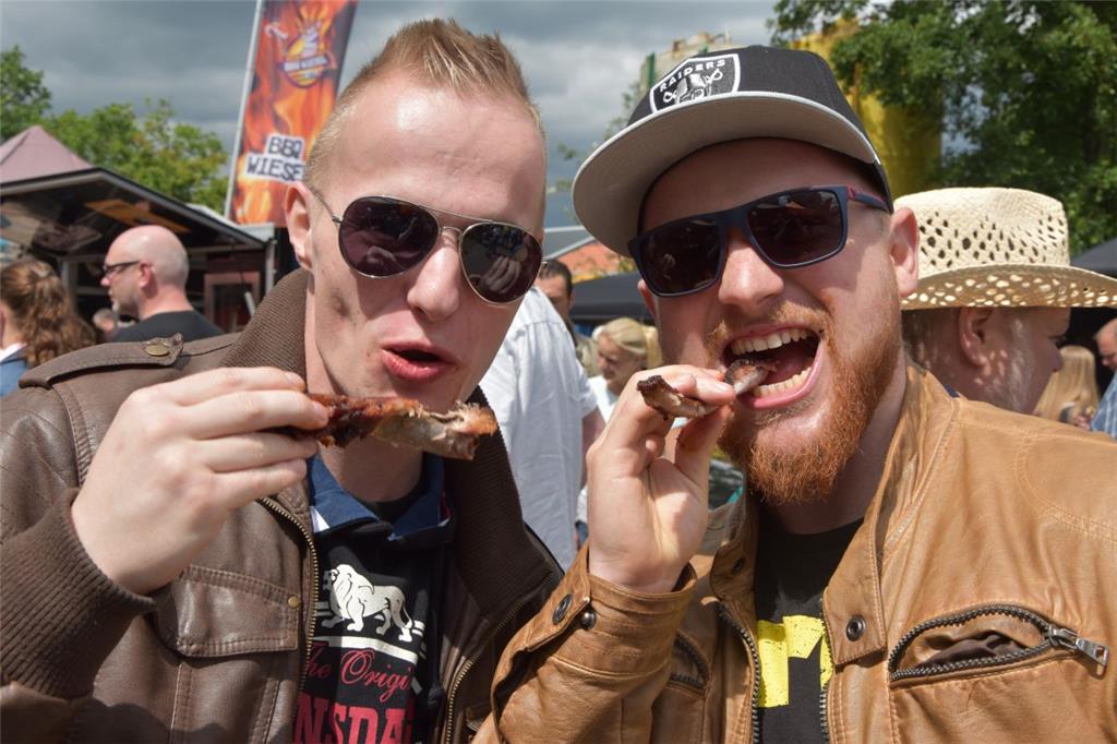 Lassen es sich schmecken: Tom Lembke (links) aus und Florian von Rüsten essen Ri...