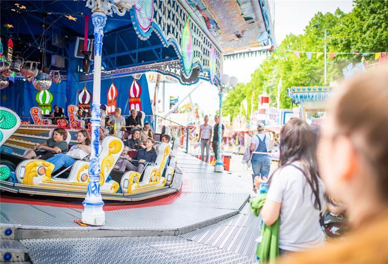 Jetzt mitmachen: nord24 verschenkt zehn Bummelpässe für den Frühjahrsmarkt Ein Karussell auf einem Jahrmarkt.