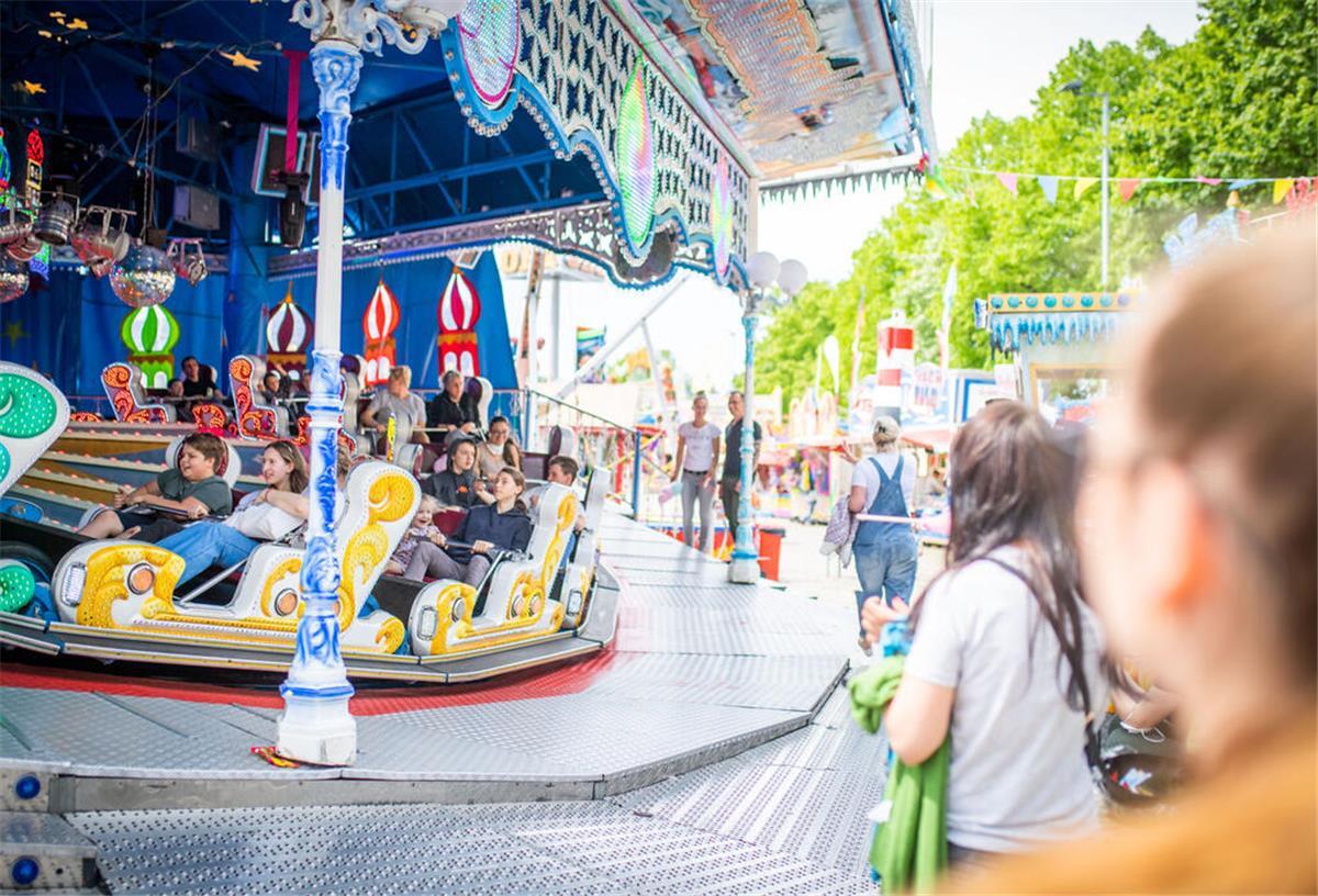 Ein Karussell auf einem Jahrmarkt.