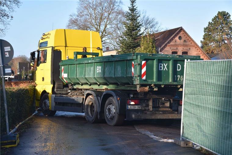 Sittensen: Sanierung der chemischen Reinigung ist beendet Lastwagen haben ein letztes Mal belasteten Boden vom Gelände der ehemaligen chemischen Reinigung abgefahren.