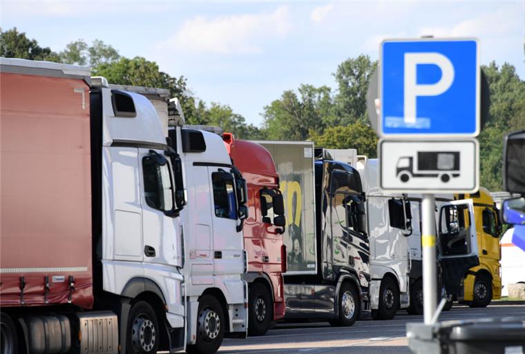 Verband warnt: Parkende Lkws Risiko auf Autobahnen Lastwagen stehen an der Autobahn 5 bei Karlsruhe auf einem Rastplatz auf Lkw Parkplätzen.