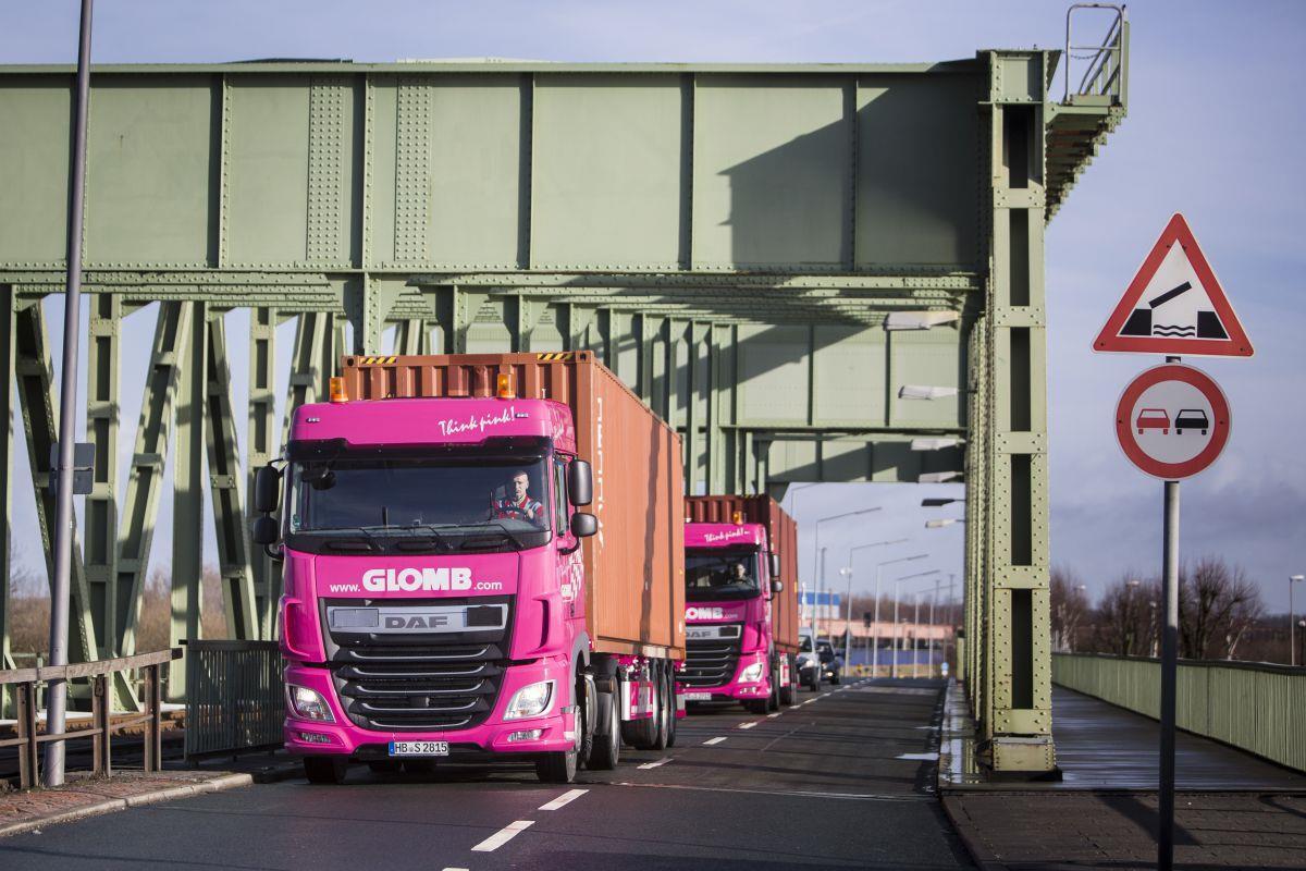 Bremerhavener Spediteure: "Mauterhöhung zahlt der Verbraucher mit" Lastwagen zahlen Maut auf Bundesstraßen und Autobahnen. Die Maut wird ab 2019 auch noch einmal kräftig erhöht. Das trifft zum Beispiel auch die Glomb Container Dienst GmbH aus Bremerhaven.