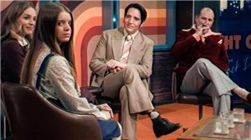 Szene aus dem Film "Late Night With The Devil" mit vier Schauspielern. „Late Night With The Devil“: Jack Delroy (David Dastmalchian, Zweiter von rechts) steht im Scheinwerferlicht der Show, doch hinter seiner Fassade lauert eine dunkle Wahrheit. Seine charismatische Präsenz täuscht über die zunehmende Bedrohung hinweg, die im Verlauf des Films immer greifbarer wird. 