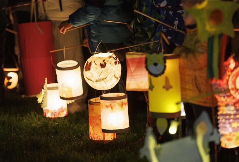 Großes Laternefest im OSC Stadion: Buntes Programm und Höhenfeuerwerk! Ein Highlight für Familien: Das Laternefest im Stadion am 1. November mit Laternelauf, Maskottchen, Kinderchor und großem Feuerwerk zum Abschluss.