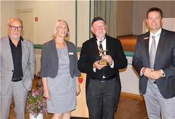 Laudator Dr. Burkhard Leimbach (links), Renate Knauel und Bürgermeister Axel Linneweber (rechts) freuen sich mit Preisträger Hartmut Kühne.