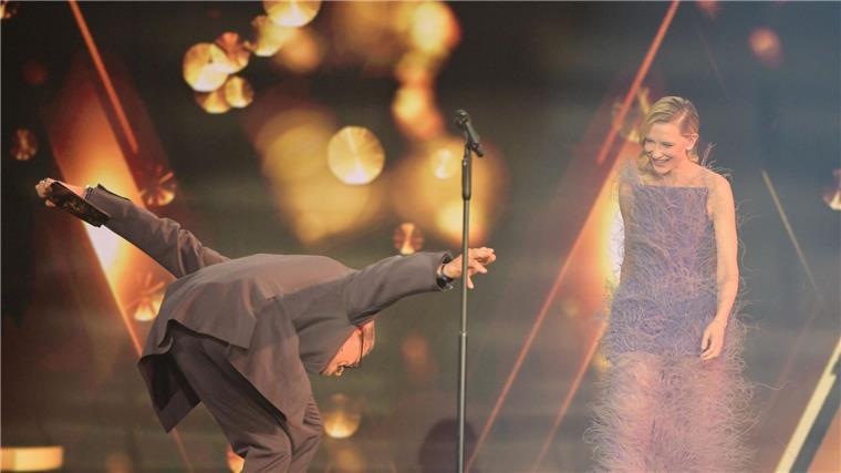 Laudator Götz Otto verneigt sich von Cate Blanchett.