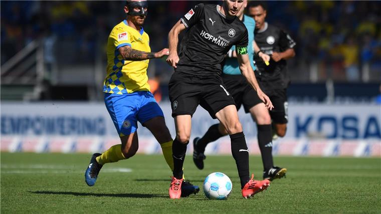 Eintracht Braunschweig feiert den ersten Saisonsieg Laufduell zwischen Fürths Branimir Hrgota (r) und dem Braunschweiger Robin Krauße.