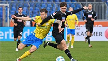 Laufduell zwischen Ulms Maurice Krattenmacher (r) und dem Braunschweiger Kevin Ehlers.