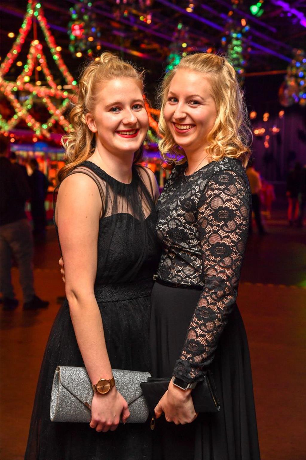 Laura Fischer und Michelle Müller ziehen sich für Weihnachten gerne schick an.