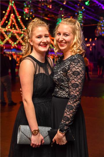 Laura Fischer und Michelle Müller ziehen sich für Weihnachten gerne schick an.