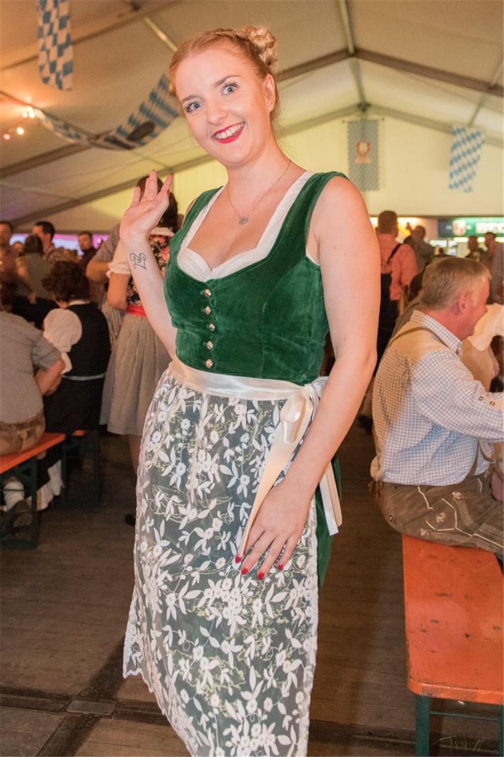 Laura Thiele im selbst genähten Dirndl. Foto Adebahr