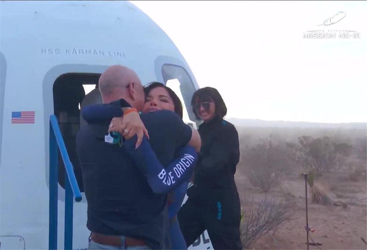 Bezos schießt Katy Perry und eigene Partnerin ins All Lauren Sanchez und Jeff Bezos umarmten sich nach dem Flug.