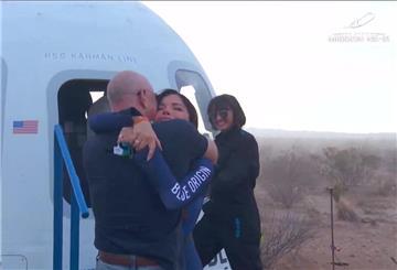 Lauren Sanchez und Jeff Bezos umarmten sich nach dem Flug. 