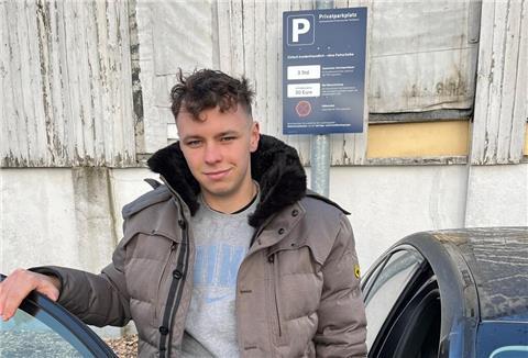 Laurenz Gollücke soll 30 Euro zahlen, weil er nach Geschäftsschluss auf einen Supermarkt-Parkplatz gefahren ist. Schilder weisen auf das Halteverbot hin - wenn auch nicht sehr groß, wie auf dem Foto zu sehen ist.