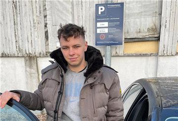 Laurenz Gollücke soll 30 Euro zahlen, weil er nach Geschäftsschluss auf einen Supermarkt-Parkplatz gefahren ist. Schilder weisen auf das Halteverbot hin - wenn auch nicht sehr groß, wie auf dem Foto zu sehen ist.