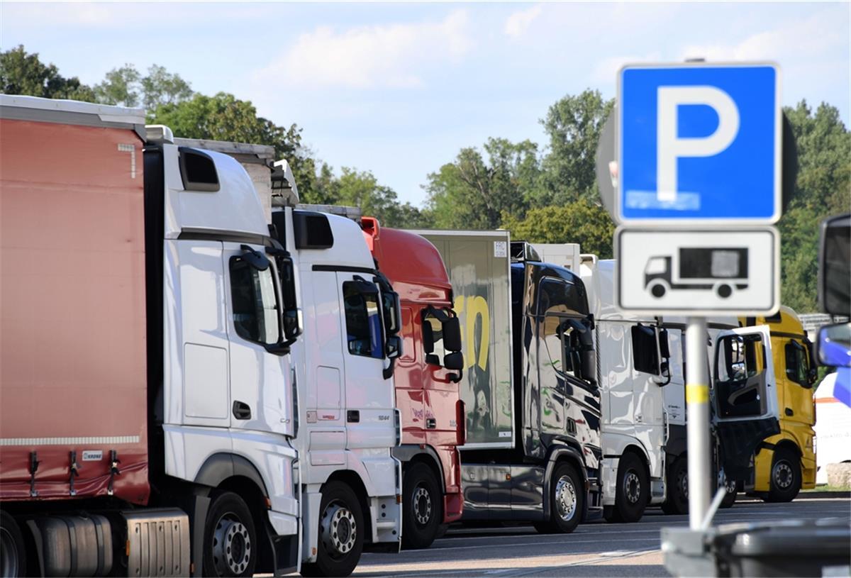 Laut ADAC finden jede Nacht etwa 23500 Lastwagenfahrer keinen offiziellen Stellplatz.