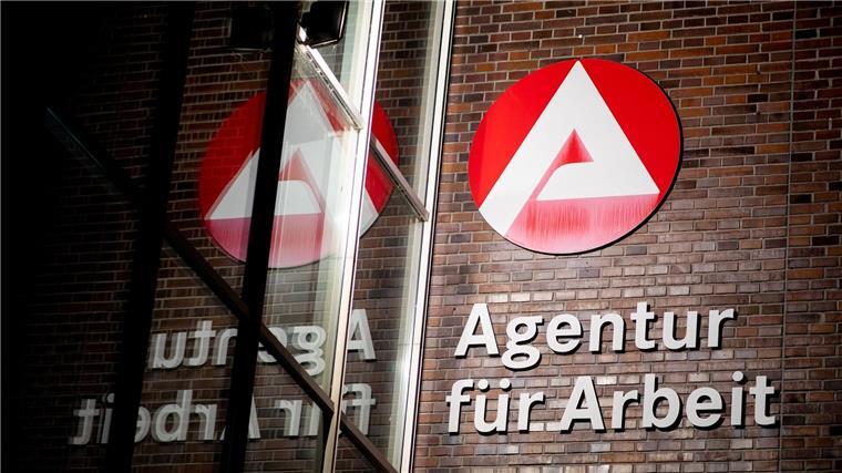 Laut Arbeitsagentur sinkt die Zahl der Arbeitslosen in Niedersachsen im März leicht. (Symbolbild)