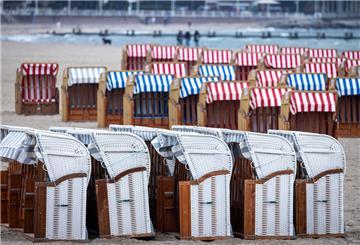 Leere Strandkörbe stehen an der Ostseeküste.
