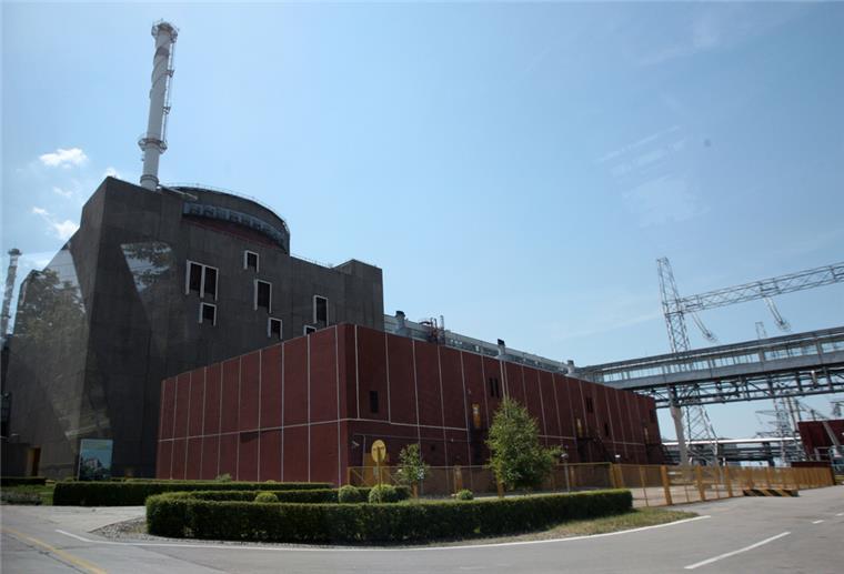 Laut dem Betreiber besteht durch den andauernden Beschuss die Gefahr, dass radioaktive Strahlung aus dem Kernkraftwerk Saporischschja im Süden der Ukraine austritt.