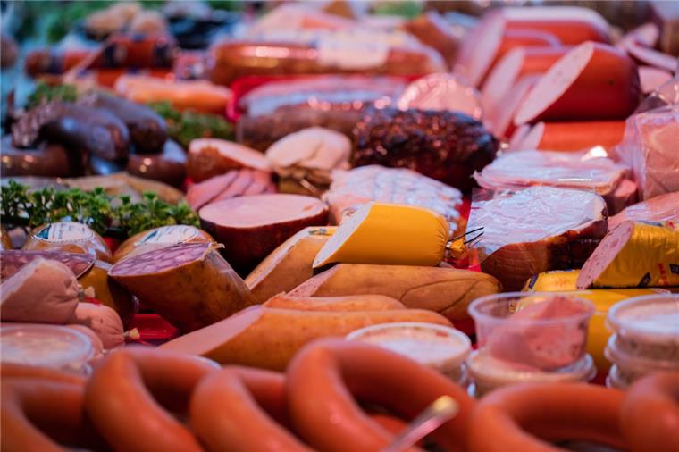 Zwei Todesfälle durch Keime in Wurst Laut dem Landkreis Waldeck-Frankenberg wurden die Keime in Pizzasalami und Brühwurst nachgewiesen.