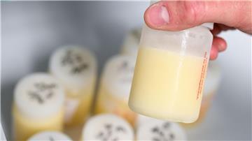 Laut dem Verein Frauenmilchbank-Initiative versorgen aktuell rund 55 Frauenmilchbanken an deutschen Kliniken bedürftige Frühgeborene und kranke Neugeborene mit Spendemilch, wenn die Milch der eigenen Mutter nicht ausreicht (Symbolbild).