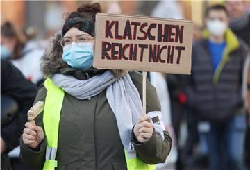 Pflegekräfte demonstrieren mit Plakaten wie "Klatschen reicht nicht" für eine bessere Bezahlung. 