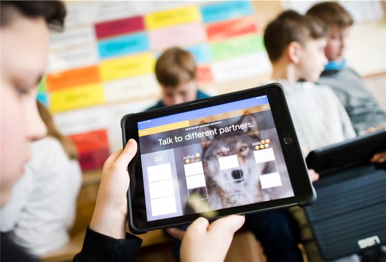 Laut einer Senatsantwort auf eine Anfrage der Grünen sollen alle Schüler-iPads bis zum Ende des ersten Quartals 2021 ausgeliefert sein.