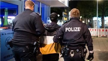 Laut einer Studie werden bei Drogenkontrollen häufig Männer kontrolliert, die wie Migranten aussehen. (Archivbild)