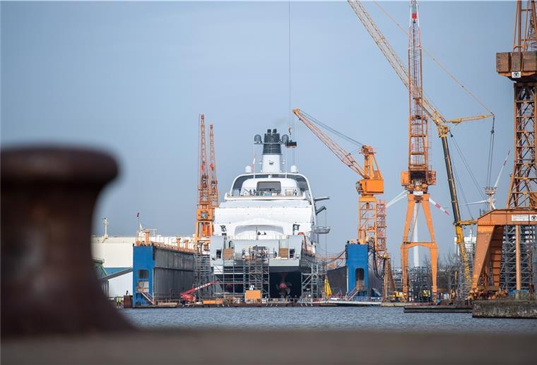 In der Lloyd Werft Bremerhaven wird an einer Jacht gebaut. 