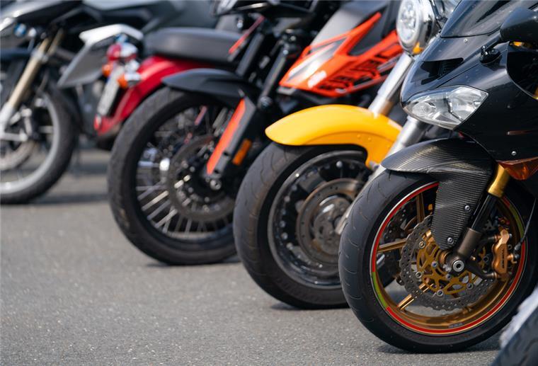 ADAC: Viele Motorradfahrer würden gern leisere Maschinen kaufen Mehrere Motorräder stehen auf einem Parkplatz nebeneinander
