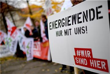 Berlin: Demonstranten stehen mit einem Schild mit der Aufschrift «Energiewende nur mit uns 