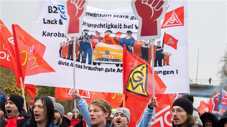 Laut IG Metall hatten sich die Teilnehmer für die Kundegebung frei genommen. Noch sei es kein Warnstreik.