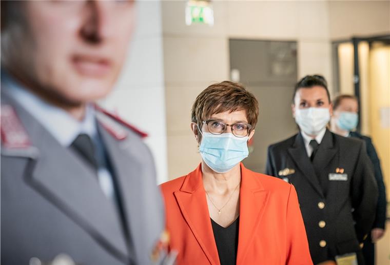 Kramp-Karrenbauer will Bundeswehr-Impfzentren Laut Kramp-Karrenbauer könne die Bundeswehr 28 zusätzliche Impfzentren einrichten.