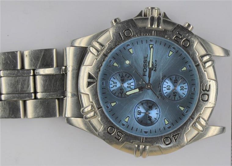 Laut Polizei blieb am Tatort in Lunestedt die abgebildete Armbanduhr (Fossil Blue) zurück.