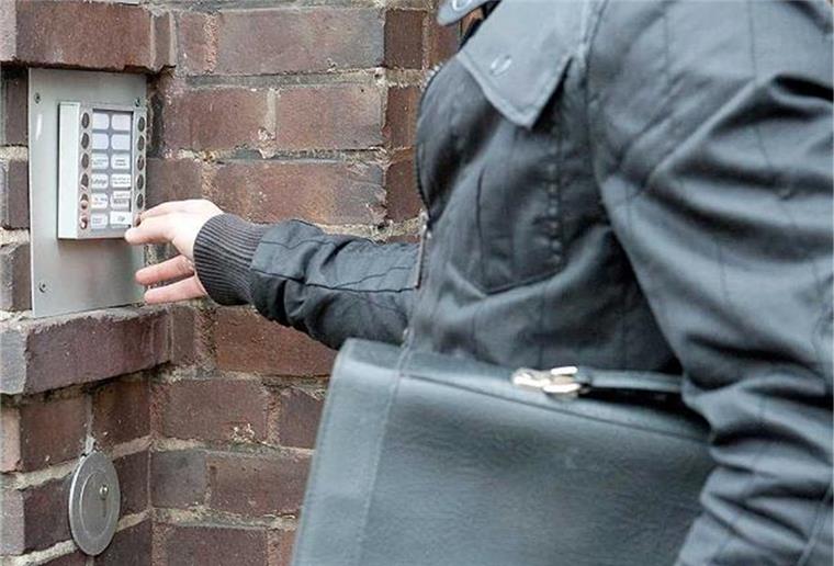Wesermarsch: Polizei warnt vor Trickbetrügern Laut Polizei ist es eine beliebte Masche der Täterinnen und Täter, sich als Person mit offizieller Funktion auszugeben.