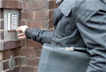Laut Polizei ist es eine beliebte Masche der Täterinnen und Täter, sich als Person mit offizieller Funktion auszugeben.